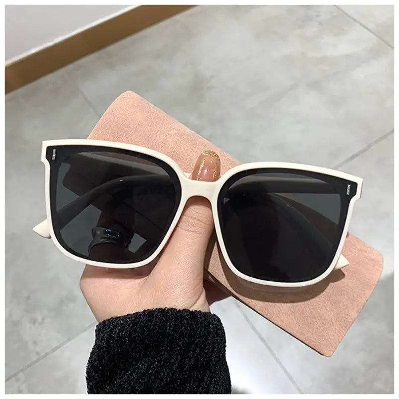 HSH Retro Chic Sunglasses